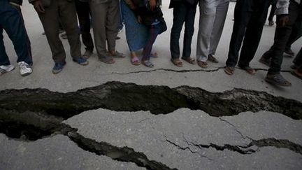 Une fissure due au séisme a endommagé une route près de Katmandou. Photo prise le 26 avril 2015. (Reuters - Navesh Chitraka)