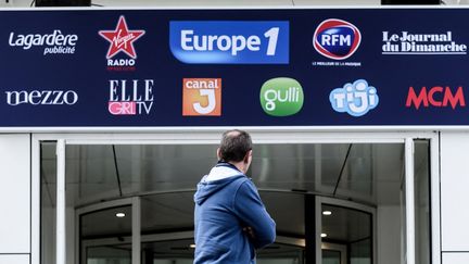 Devant les locaux d'Europe 1 et de plusieurs autres médias du groupe Lagardère, dans le 15e arrondissement à Paris, le 29 novembre 2018. (PHILIPPE LOPEZ / AFP)