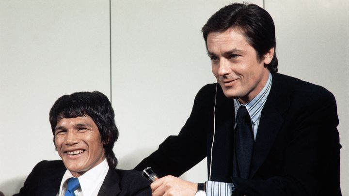 Alain Delon et Carlos Monzon tout sourire avant le combat contre Jean-Claude Bouttier, lors d'une conférence de presse le 23 septembre 1973 à Paris. (AFP)