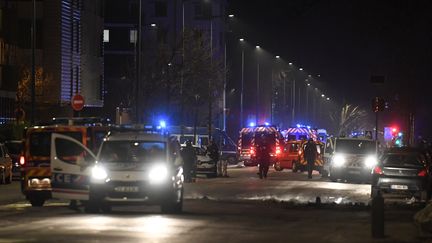 Des policiers et des pompiers dans le quartier Mistral de Grenoble (Isère), le 3 mars 2019.&nbsp; (JEAN-PIERRE CLATOT / AFP)