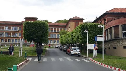 L'hôpital de Garches dans le Val-de-Marne où s'est rendu Emmanuel Macron mardi 25 avril (Julie Marie-leconte / Radio France)