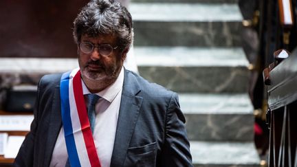 Meyer Habib, député affilié au groupe Les Républicains, quitte l'hémicycle lors de la séance à l'Assemblée nationale à Paris, France, le 4 juin 2024. (ANDREA SAVORANI NERI / NURPHOTO / AFP)