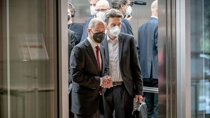 Le candidat SPD à la chancellerie, Olaf Scholz (à gauche), arrive au Parlement allemand, le 28 septembre 2021. (MICHAEL KAPPELER / DPA / AFP)