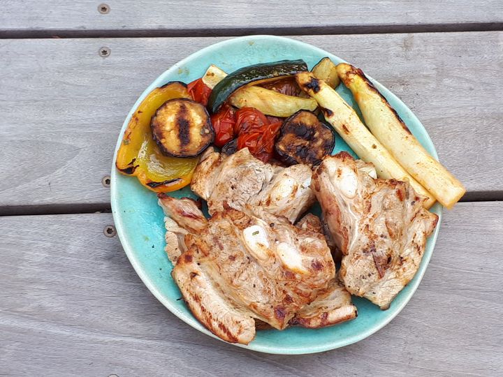 Tendrons de veau et légumes d’été au BBQ par Hugo Desnoyer.&nbsp; (Laurent Mariotte / Radio France)