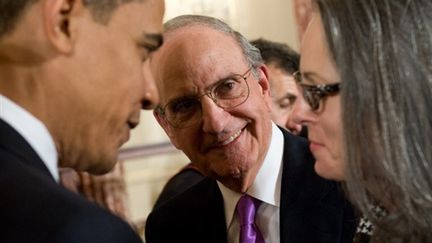 George Mitchell, avec son épouse Heather et Barack Obama. (© AFP/SAUL LOEB)