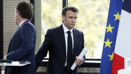 Le président Emmanuel Macron prononce son discours lors de sa visite à Savines-le-Lac (Hautes-Alpes), le 30 mars 2023. (SEBASTIEN NOGIER / POOL / AFP)