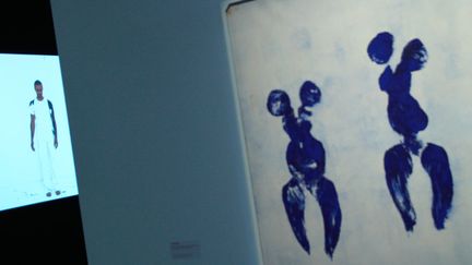 Et si les performances artistiques influencent la danse d&egrave;s l'entre deux-guerres, l'accointance se fait plus grande encore lorsque Yves Klein utilisent des jeunes femmes enduites de peinture pour r&eacute;aliser des toiles dans les ann&eacute;es 60. (ELODIE DROUARD / FTVi)
