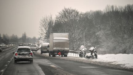 Des véhicules abandonnés près de Marcoussis (Essonne), le 7 février 2018. (CHRISTOPHE SIMON / AFP)