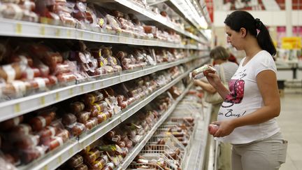 Une cliente fait ses courses dans les all&eacute;es d'un supermarch&eacute; &agrave; Moscou (Russie), le 18 ao&ucirc;t 2014. (MAXIM ZMEYEV / REUTERS)