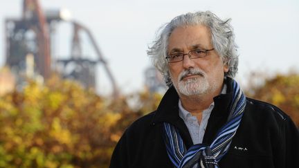 L'ancien syndicaliste FO Walter Broccoli, devant les hauts-fourneaux de Florange (Moselle), le 28 novembre 2014. (JEAN-CHRISTOPHE VERHAEGEN / AFP)