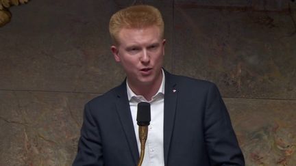 Quatre mois après sa suspension, le député Adrien Quatennens a été réintégré au sein du groupe La France insoumise, mardi 11 avril. Son retour était conditionné à sa participation à un stage de responsabilisation aux violences sexistes et sexuelles auprès d'une association féministe. (FRANCEINFO)