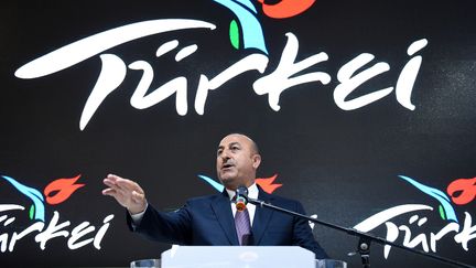 Le ministre de Affaires étrangères turc Mevlut Cavusoglu, lors d'une foire du tourisme, à Berlin (Allemagne), le 8 mars 2017. (RAINER JENSEN / DPA / AFP)