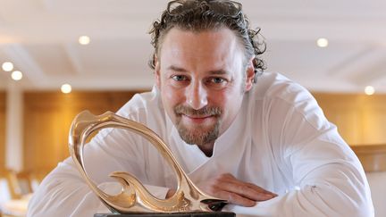 Le chef français Arnaud Donckele, dans son restaurant "La Vague d'or", à Saint-Tropez, le 12 avril 2013. (JEAN CHRISTOPHE MAGNENET / AFP)