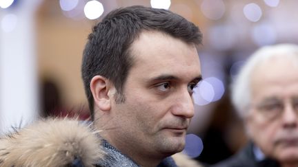 Florian Philippot visite le march&eacute; de No&euml;l des Champs-Elys&eacute;es, &agrave; Paris, le 22 d&eacute;cembre 2014. (KENZO TRIBOUILLARD / AFP)