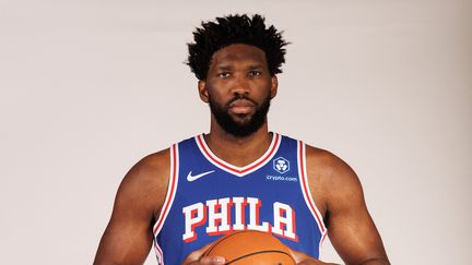 Joel Embiid avec le maillot des Philadelphie Sixers, le 2 octobre 2023. (TIM NWACHUKWU / AFP)