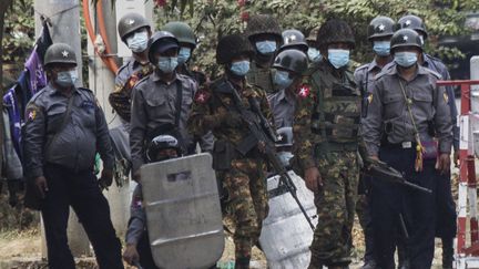 Des soldats à Mandalay, en Birmanie, le 20 février 2021. (AFP)