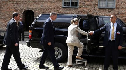 La secr&eacute;taire d'Etat am&eacute;ricaine Hillary Clinton monte dans son v&eacute;hicule apr&egrave;s un d&eacute;jeuner &agrave; Oslo (Norv&egrave;ge), le 1er juin 2012. (DANIEL SANNUM LAUTEN / AFP)