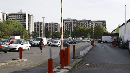 L'entrée d'un parking dans le quartier de Grigny 2, à Grigny (Essonne). (PATRICK KOVARIK / AFP)