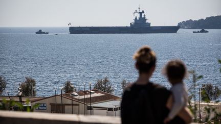 Le porte-avions "Charles de Gaulle", le 12 avril 2020 dans la rade de Toulon. (FRANCK BESSIERE / HANS LUCAS / AFP)