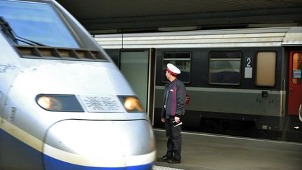 Un employ&eacute; de la SNCF, le 5 d&eacute;cembre 2011 &agrave; Saint-Pierre-des-Corps (Indre-et-Loire). (ALAIN JOCARD / AFP)