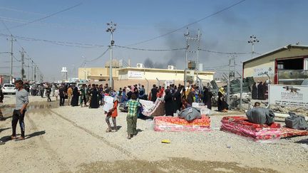 Une distribution de matelas près de la mosquée du camp de Debaga, construit par les &nbsp;Emirats arabes unis, le 10 octobre 2016 près de Mossoul (Irak). (RADIO FRANCE / Jérôme Jadot)