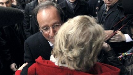 Hollande et Joly se font la bise en se croisant à Nantes (PATRICK KOVARIK / AFP)