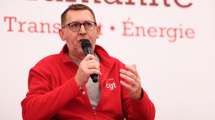 Sébastien Menesplier,&nbsp;secrétaire général de la CGT Mines-Énergie au&nbsp;Plessis-Pate et Bretigny-sur-Orge au sud de Paris, le 10 septembre 2022. (THOMAS SAMSON / AFP)