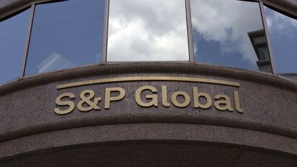 Le logo de S&P Global Ratings sur le fronton d'un immeuble à Washington (Etats-Unis), en juillet 2019. (ALASTAIR PIKE / AFP)