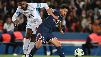 Le capitaine du PSG Marquinhos face à l'OM lors de la 32e journée de Ligue 1, dimanche 17 avril 2022. (FRANCK FIFE / AFP)