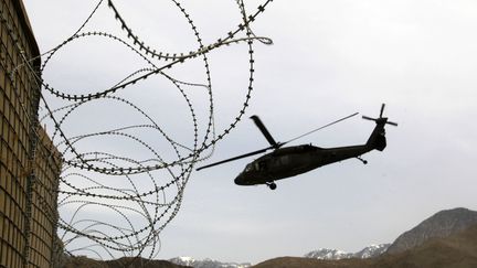 Un h&eacute;licopt&egrave;re am&eacute;ricain dans la province de Kunar, dans l'est de l'Afghanistan, le 15 mars 2012. (ERIK DE CASTRO / REUTERS)