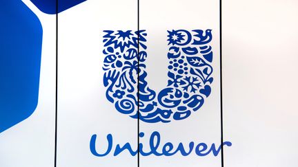 Le logo de la marque Unilever à Rotterdam (Pays-Bas), le 21 août 2018. (PIROSCHKA VAN DE WOUW / REUTERS)