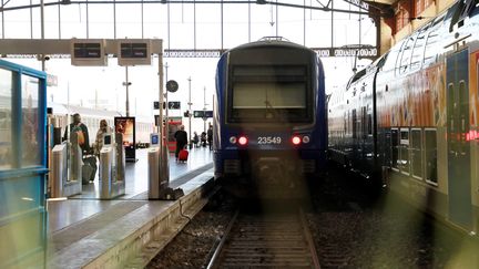 Un train à la gare Saint-Charles, à Marseille, le 26 octobre 2019. (VALERIE VREL / MAXPPP)