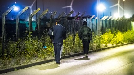 Des migrants cherchent un point d'acc&egrave;s pr&egrave;s du site d'Eurotunnel, le 6 ao&ucirc;t 2015 &agrave; Frethun, pr&egrave;s de Calais (Pas-de-Calais). (PHILIPPE HUGUEN / AFP)