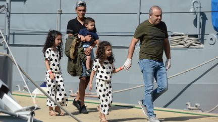 Cinq des 58 migrants sauvés par l'"Aquarius" au large de la Libye débarquent à Malte, le 30 septembre 2018. (MATTHEW MIRABELLI / AFP)