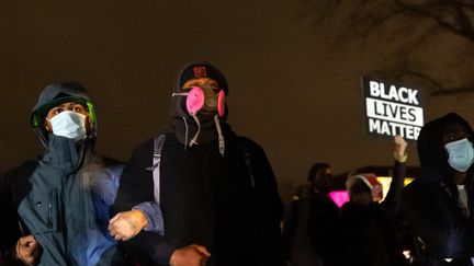 Des manifestants sont regroupés devant un&nbsp;centre de police&nbsp;à&nbsp;Minneapolis (Etats-Unis)&nbsp;après la mort d'un jeune homme noir à la suite d'une fusillade, le 11 avril 2021. (KEREM YUCEL / AFP)