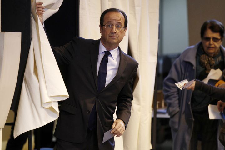 Fran&ccedil;ois Hollande sort de l'isoloir un bulletin de vote &agrave; la main, &agrave; Tulle (Corr&egrave;ze), le 22 avril 2012. ( JACKY NAEGELEN / REUTERS)