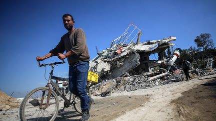 Des habitants de la bande de Gaza à Deir al-Balah, le 7 février 2024. (MAJDI FATHI / NURPHOTO VIA AFP)