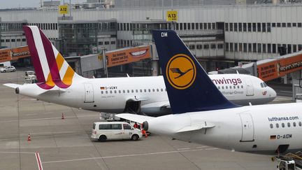 Des avions des compagnies a&eacute;riennes allemandes Germanwings (&agrave; gauche) et Lufthansa &agrave; l'a&eacute;roport de D&uuml;sseldorf, le 27 mars 2015. (ALBERT GEA / REUTERS)