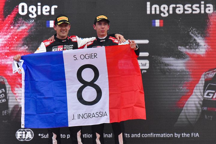 Sébastien Ogier et Julien Ingrassia auréolés de leur 8e titre de champion du monde après leur succès lors du rallye de Monza, dimanche 21 novembre 2021. (ANDREAS SOLARO / AFP)