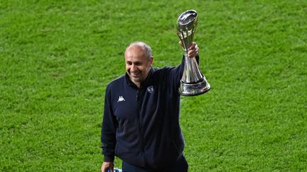 L'entraîneur de Montpellier, Philippe Saint-André, soulève le trophée de la Challenge Cup après la victoire de ses hommes en finale, vendredi 21 mai.&nbsp; (GLYN KIRK / AFP)