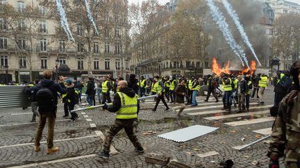 Des "gilets jaunes" lors de heurts avec les forces de l'ordre, samedi 24 novembre 2018 sur les Champs-Elysées. (BENOIT DURAND / HANS LUCAS / AFP)