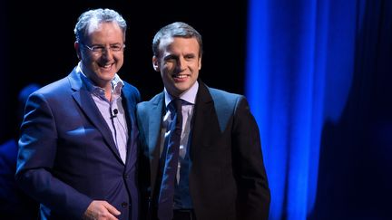 Richard Ferrand et Emmanuel Macron, le 9 février 2017 lors d'un meeting au théâtre Bobino à Paris. (MAXPPP)