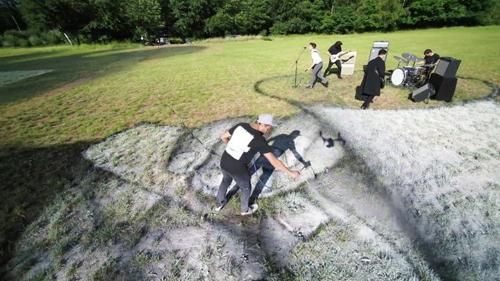 Saype et Last Train, duo pictural et musical pour célébrer les Eurockéennes. (Saype / lesabeprod / Valentin Flauraud)