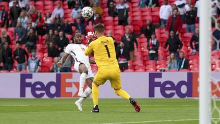 L'attaquant anglais&nbsp;Raheem Sterling trouve le poteau dans les premières minutes du match entre l'Angleterre et la République tchèque, en lobant le gardien&nbsp;Tomas Vaclik, le 22 juin 2021 à l'Euro.&nbsp;Ce n'était que partie remise pour l'attaquant de Manchester City, premier buteur du match. (LAURENCE GRIFFITHS / GETTY POOL / AP)