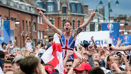 Des supporters anglais à Lens, le 16 juin, lors du match Angleterre - Pays de Galles.&nbsp; (LEON NEAL / AFP)