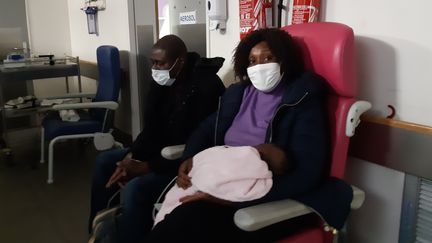 Les parents d’Aïcha, âgée de 2 mois, attendent depuis 6 heures dans le couloir du service des urgences pédiatriques de l'hôpital Jean-Verdier à Bondy en Seine-Saint-Denis, le 8&nbsp;novembre 2022. (SOLENNE LE HEN / RADIO FRANCE)