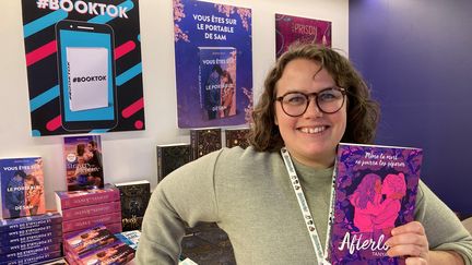 Mélanie Lecamus, chargée de communication chez Hachette Romans au Salon du livre et de la presse jeunesse de Montreuil le 1er décembre 2022 (LAURENCE HOUOT / FRANCEINFO CULTURE)