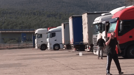 Les camions venus de l'étranger sont ciblés par les agriculteurs, qui organisent des barrages pour inspecter les marchandises. Ils vident parfois des camions, si bien que de plus en plus de chauffeurs routiers n'osent plus entrer en France, comme c'est le cas à la frontière entre la France et l'Espagne. (France 2)