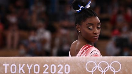 L'Américaine&nbsp;Simone Biles a renoncé à plusieurs épreuves lors des Jeux olympiques de Tokyo. (LIONEL BONAVENTURE / AFP)