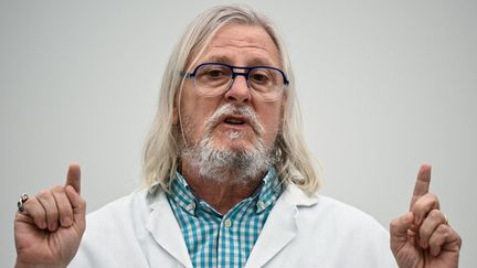 Le virologue professeur Didier Raoult donne une conférence de presse à Marseille, le 20 avril 2022. (CHRISTOPHE SIMON / AFP)